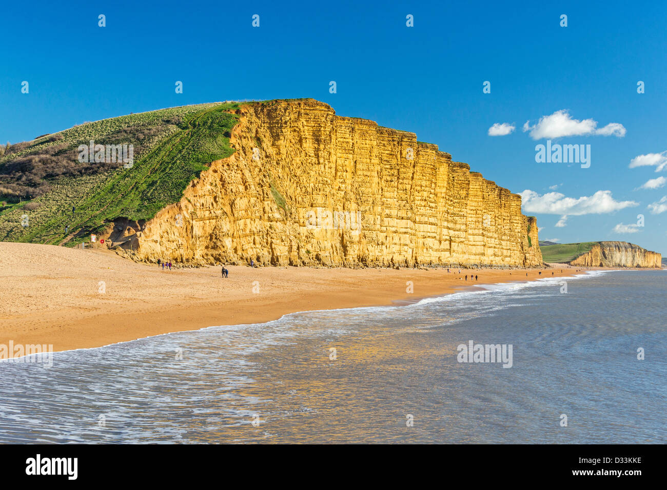 Golden Sandstein-Klippen und Strand von West Bay, Bridport, Dorset, England Stockfoto