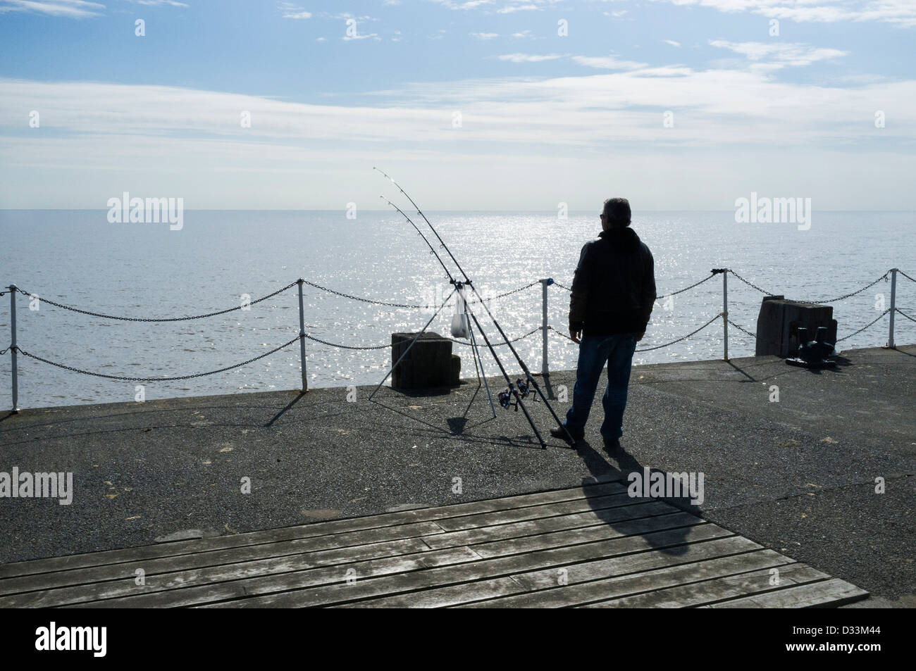 Mann, Angeln im Meer auf Clacton Pier, England, UK Stockfoto