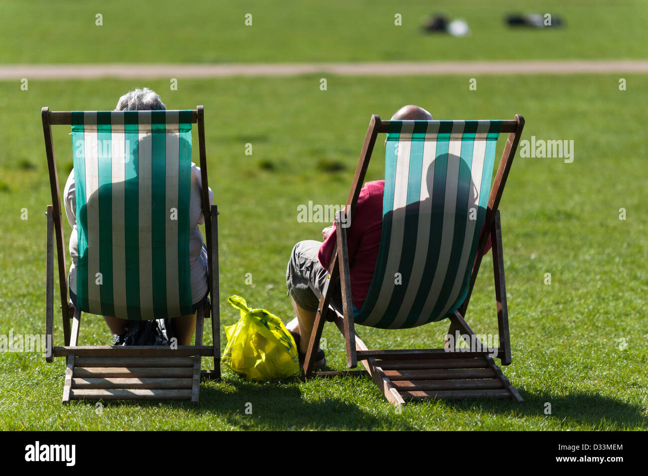 Senioren in Liegestühlen im Hyde Park, London an einem Sommertag Stockfoto