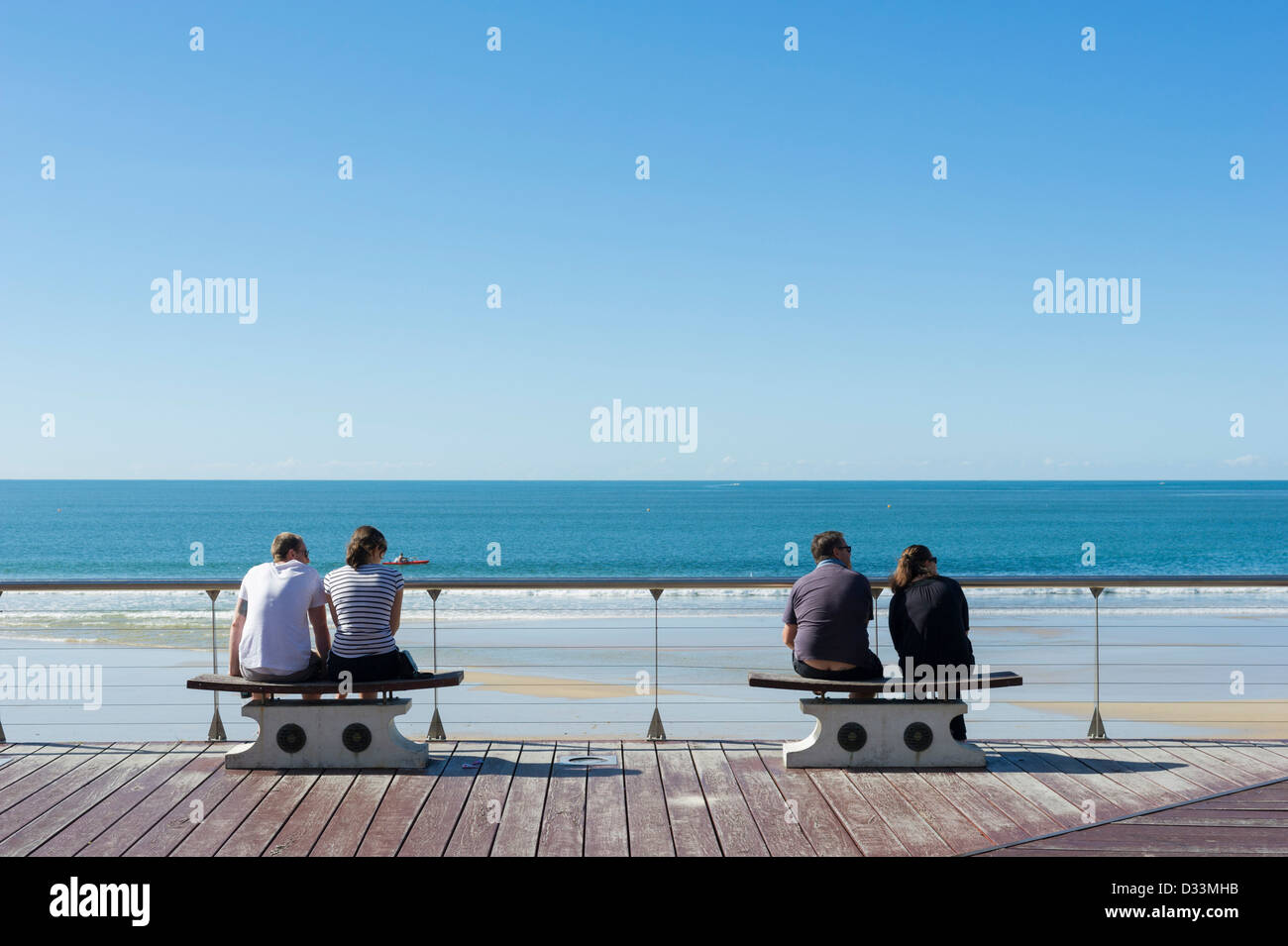 Zwei Paare sitzen am Strand von Mooloolaba in Queensland, Australien Stockfoto