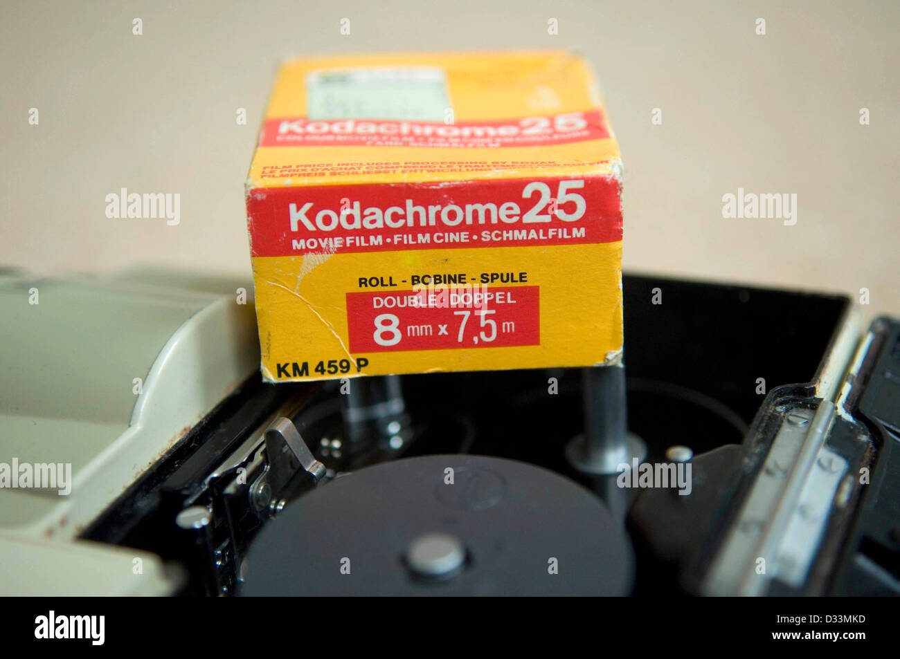Alte Norm acht Cine Kamera mit ungenutzten Filmrolle. Stockfoto