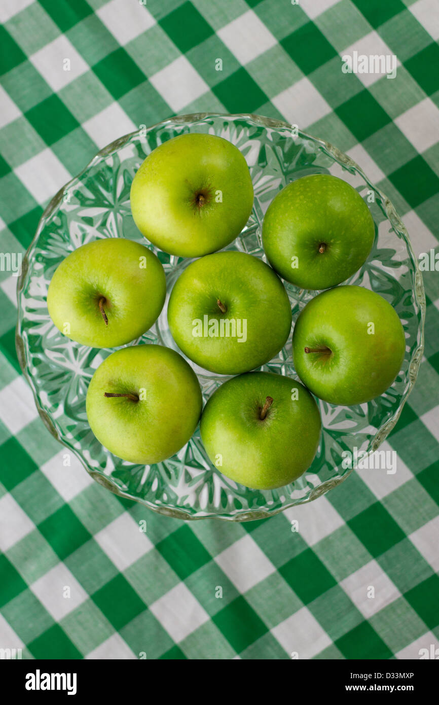 Grüne Äpfel auf Smaragd "Gingham" Stockfoto