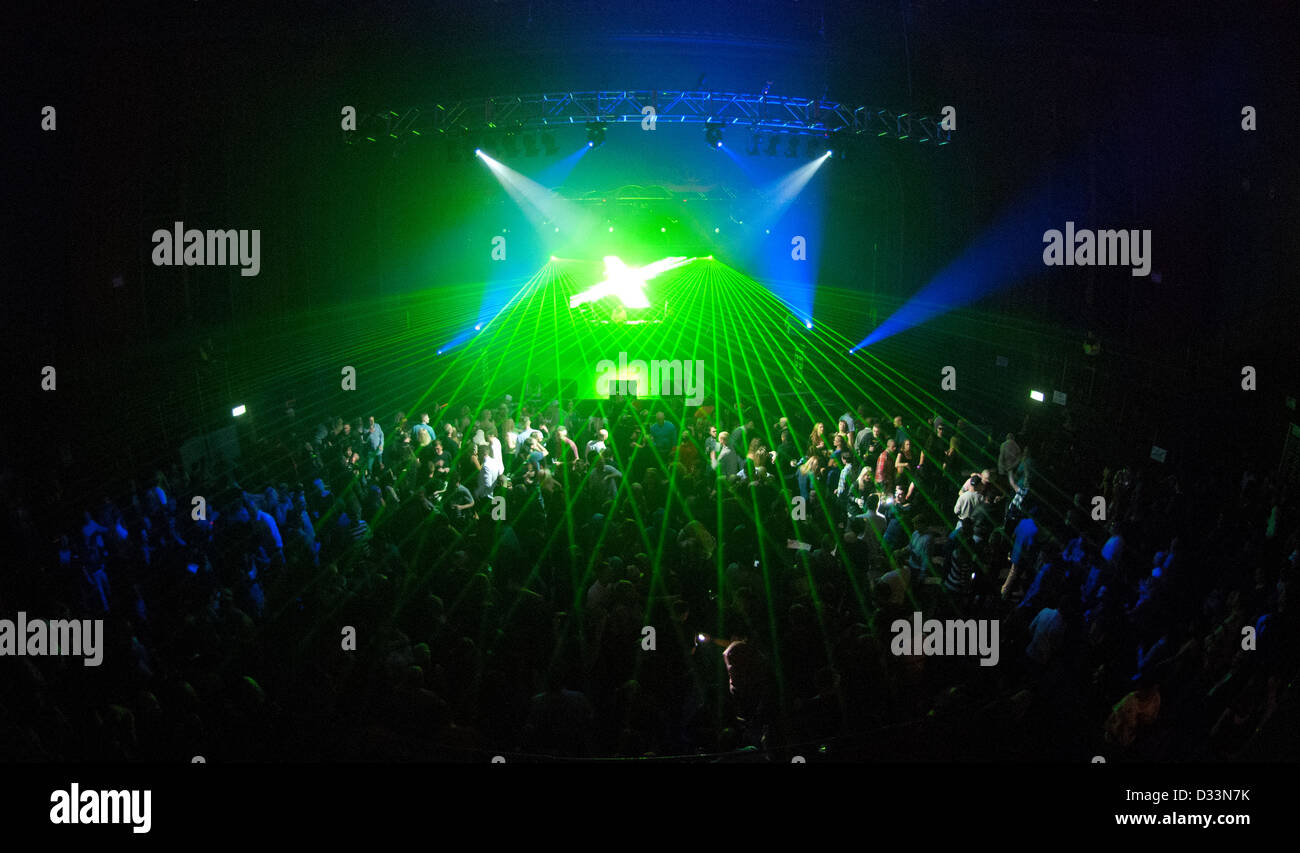 Londoner Nachtleben - Laser für das Publikum bei einem Konzert Stockfoto