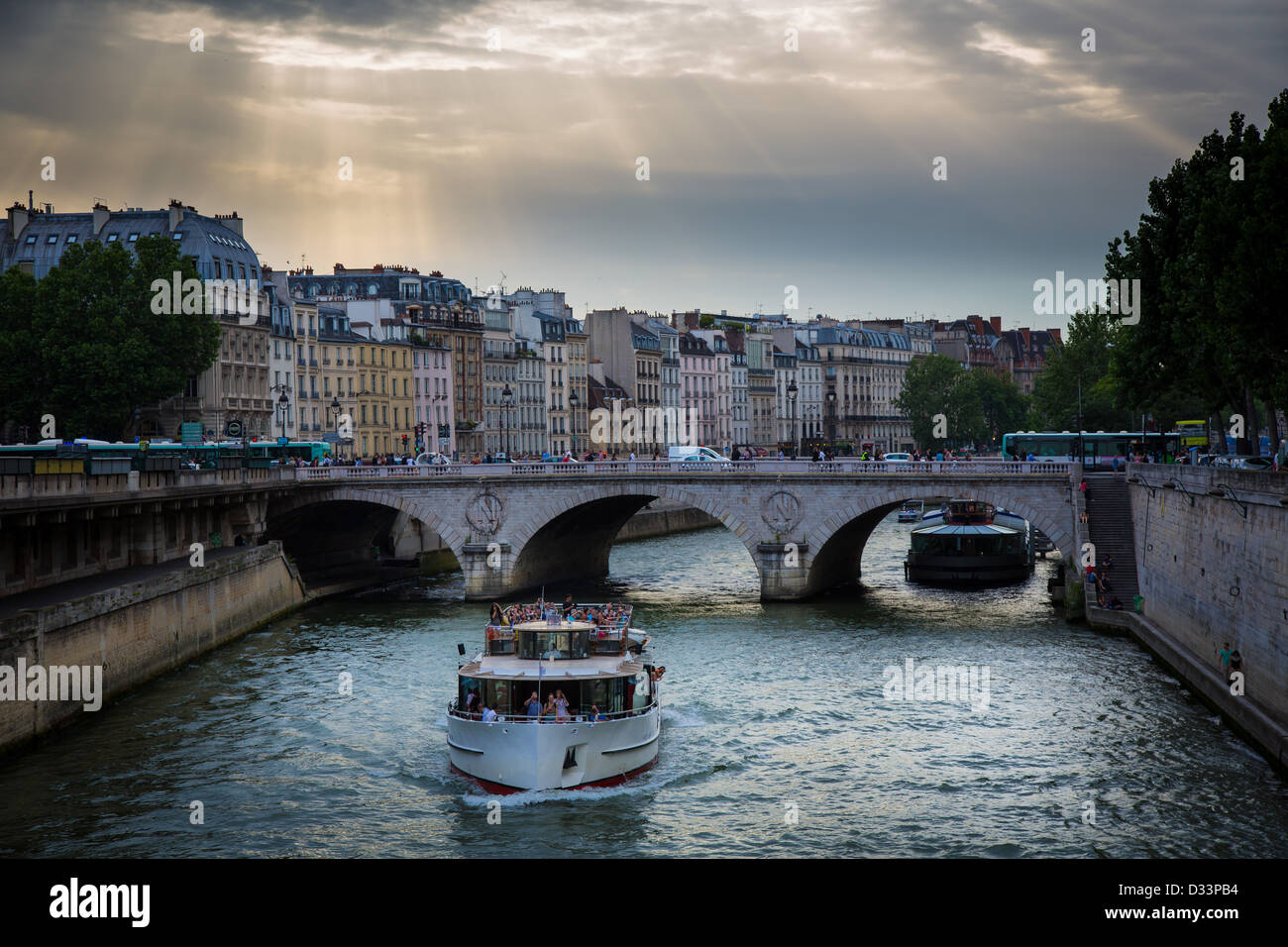 Sightseeing-Boot auf der Seine in Paris, Frankreich Stockfoto