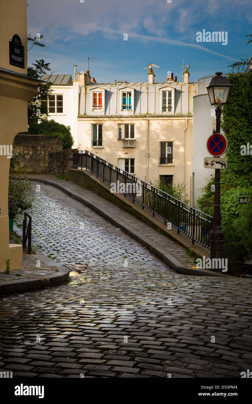 Gasse auf der Butte Montmartre in Paris, Frankreich Stockfoto