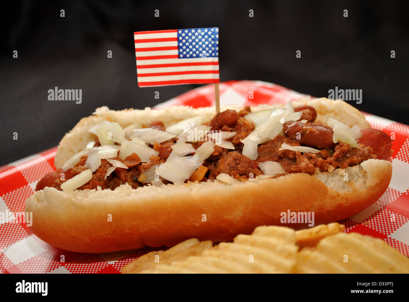 Amerikanische Chili Hund mit Zwiebel an der Spitze Stockfoto