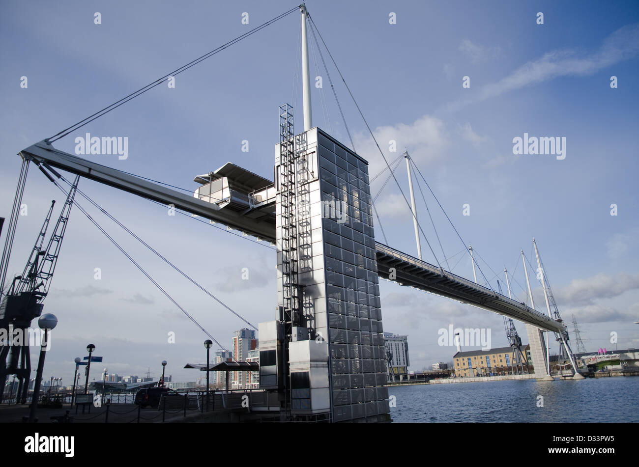 Die Fußgängerbrücke über die Royal Victoria Dock in Londons Docklands. Stockfoto