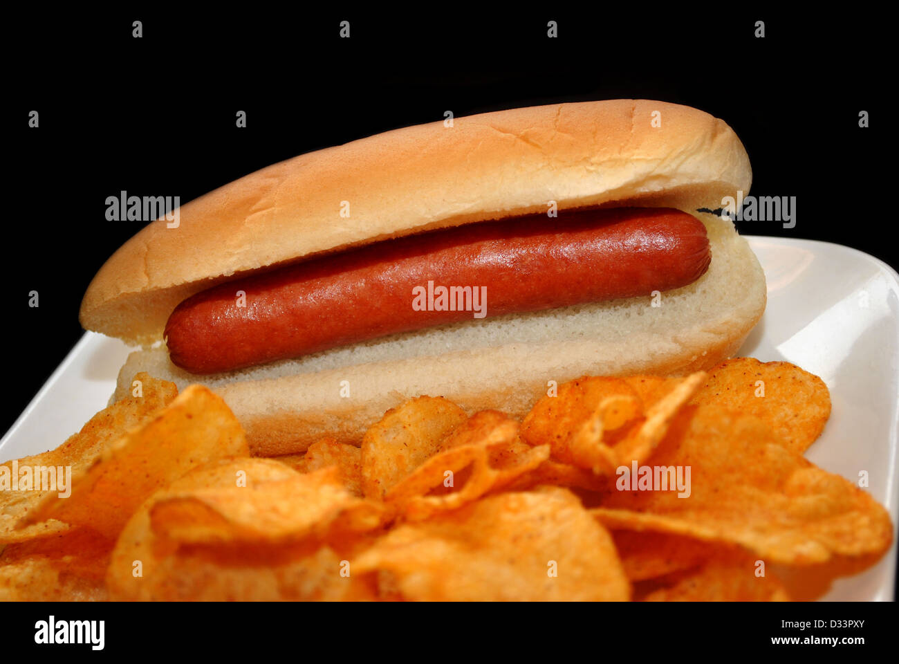 Schlichte Hotdog auf einem Teller mit Pommes frites Stockfoto