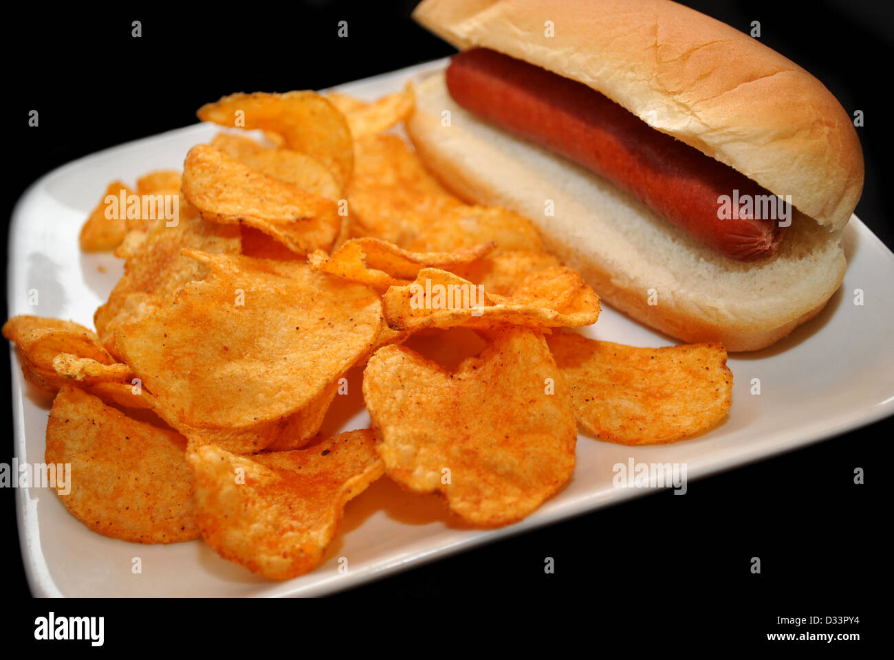 Mittagessen mit einem einfachen Hotdog und Kartoffelchips Stockfoto