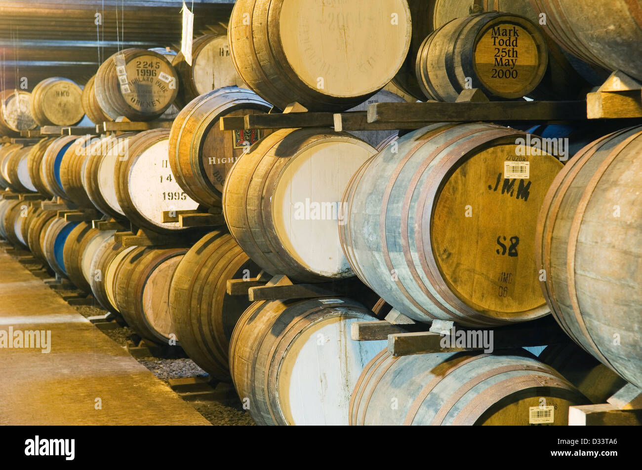 Fässer in einem schottischen Whisky-Destillerie. Stockfoto