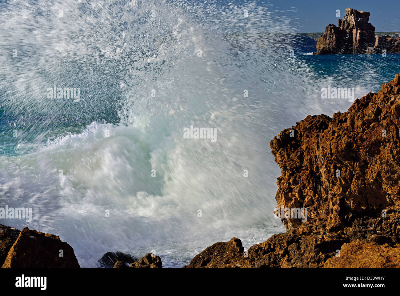 Portugal, Algarve: Riesige Welle an den Felsen der Praia do Tonel in Sagres Stockfoto