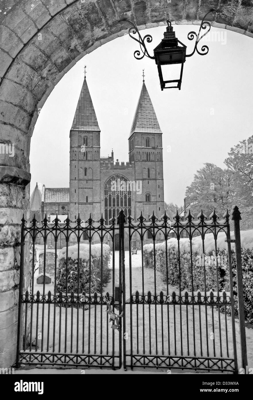 Monochrom Southwell Minster im Schnee, Nottinghamshire UK Stockfoto