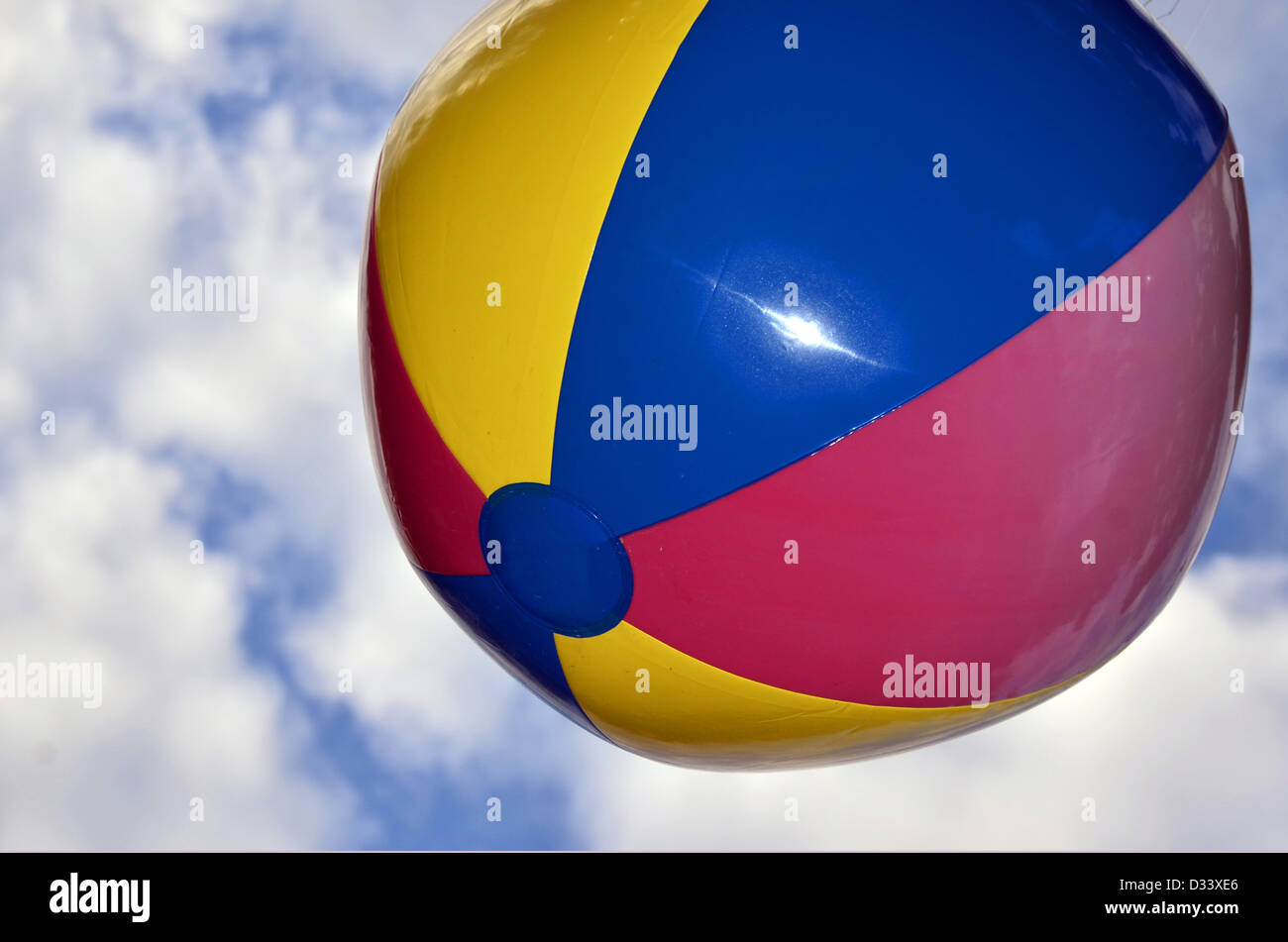 Sommerhimmel mit weißen geschwollenen Wolken und Beachball in der Luft Stockfoto