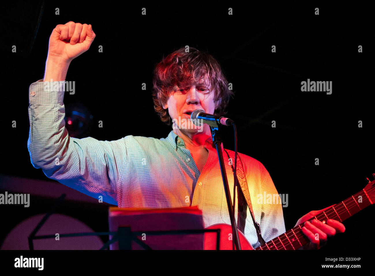 Thurston Moore, früher von US-Alternative-Rock-Band Sonic Youth, erklingt in der Glee Club, Birmingham, UK, 7. Februar 2013. Stockfoto