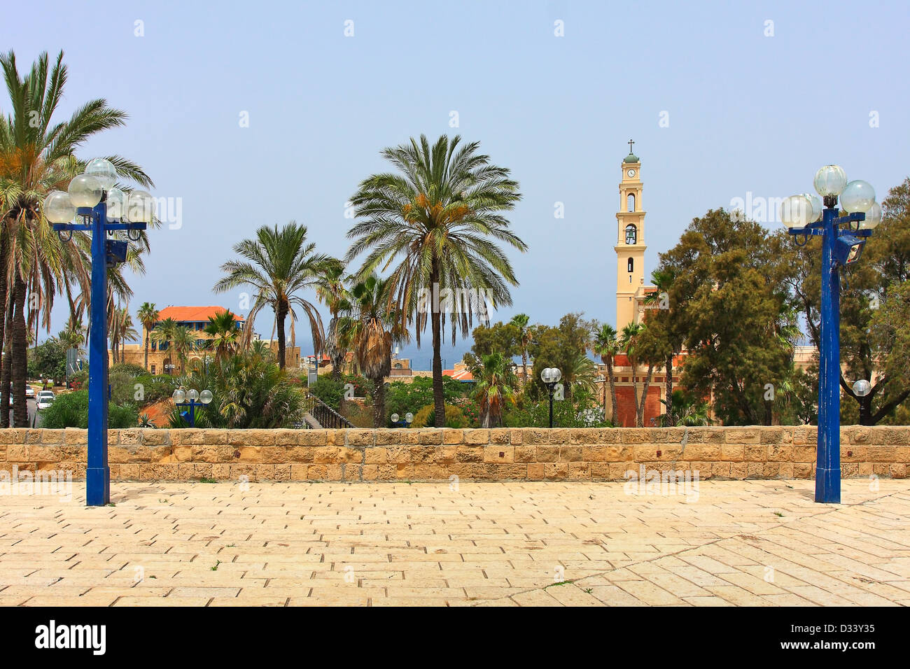 Blick auf den Glockenturm der St. Peter Church unter Bäumen und Palmen vom höchsten Punkt der alten Yafo in Israel. Stockfoto