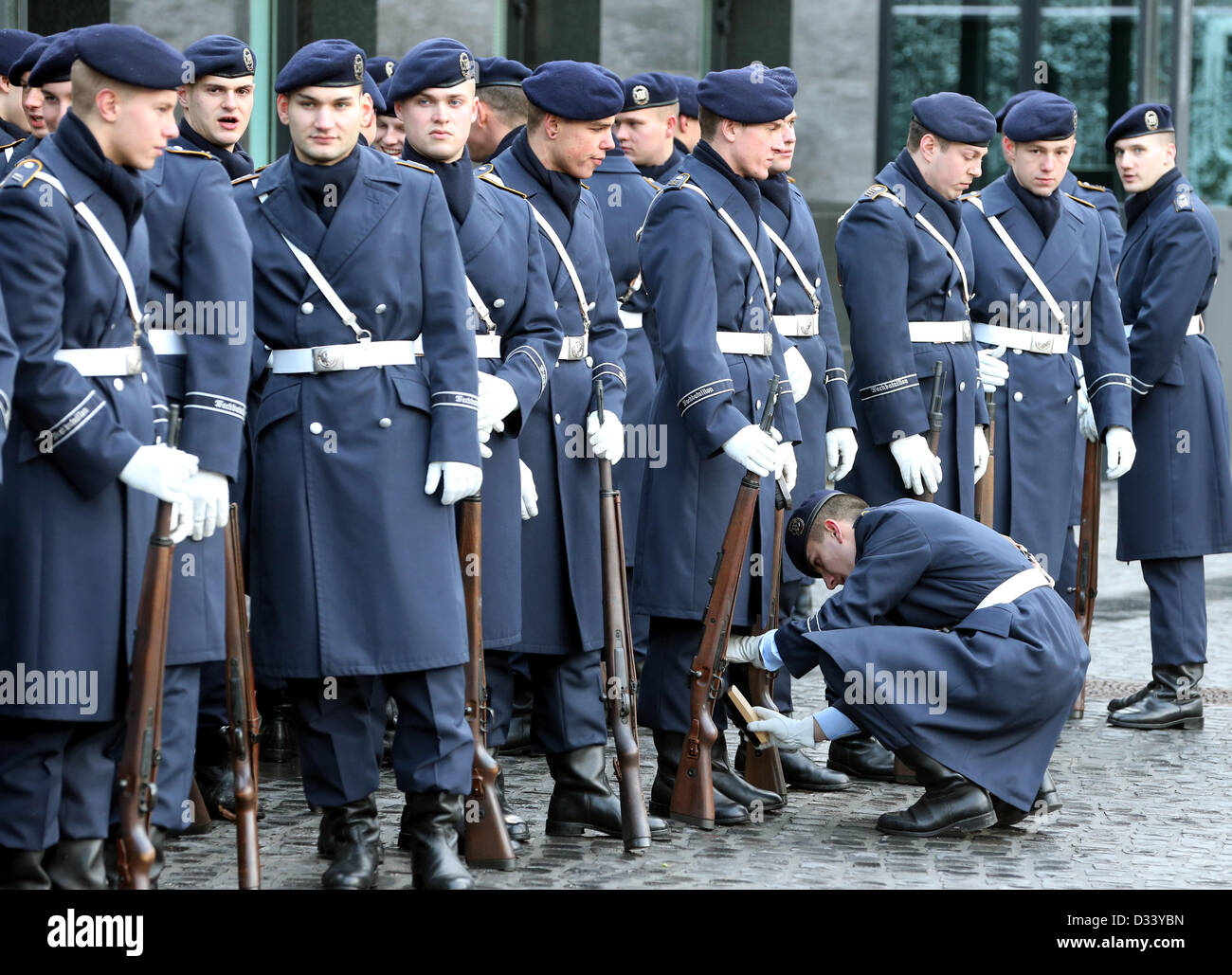 Berlin, Deutschland. 8. Februar 2013. Soldaten der das Wachbataillon der Bundeswehr vor Schloss Bellevue stehen und warten auf die Ankunft des neu akkreditierten Botschafter Deutschlands in Berlin, Deutschland, 8. Februar 2013. Foto: WOLFGANG KUMM/Dpa/Alamy Live News Stockfoto