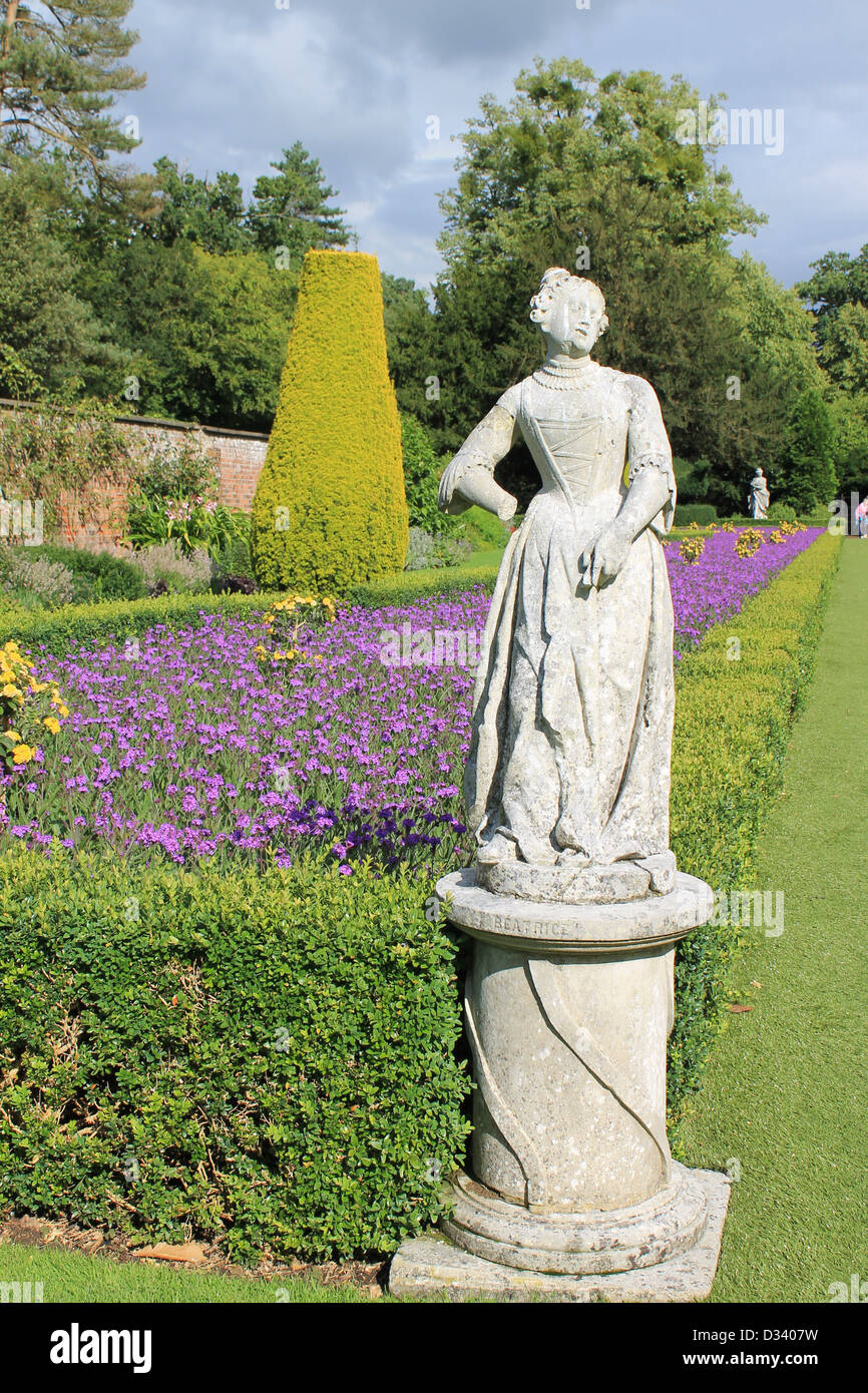 Sommer-Garten-Szene in Cliveden, Buckinghamshire, Großbritannien Stockfoto
