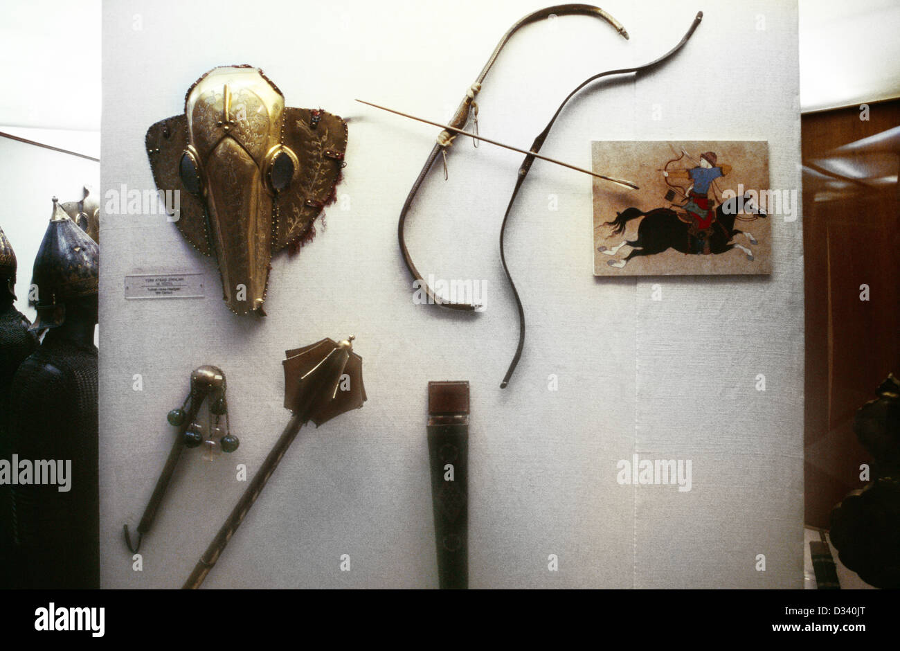 Istanbul Türkei Topkapi Palace Museum Waffen und Kopfbedeckungen aus dem 18. Jahrhundert vergoldet und Kupfer aus dem 16. Jahrhundert Stockfoto