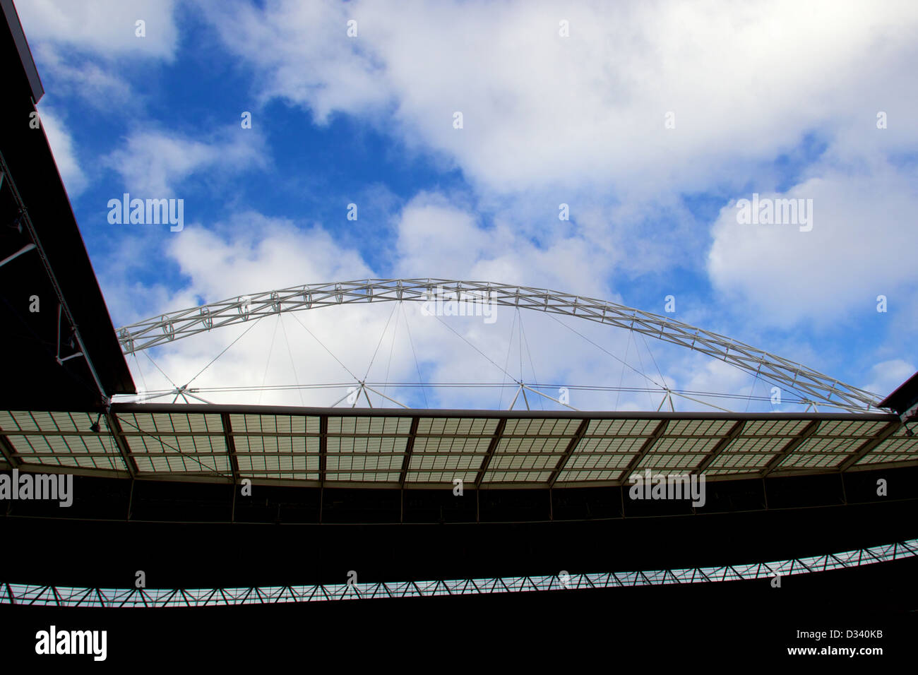 Stadion-Dach und blauer Himmel in England V Brasilien Fußball-Spiel, Wembley Stadium, London, England, UK. Mittwoch, 6. Februar 2013 Stockfoto