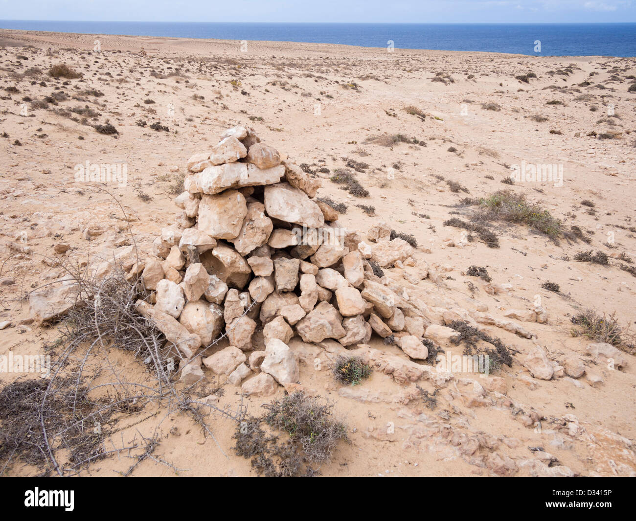 Ein Steinhaufen markiert den Weg durch die Wüste von der Istmo De La Pared. Stockfoto