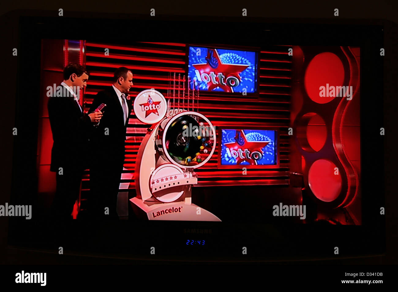 Lotto-Ziehung auf Samsung Flachbild-TV gezeigt Stockfoto