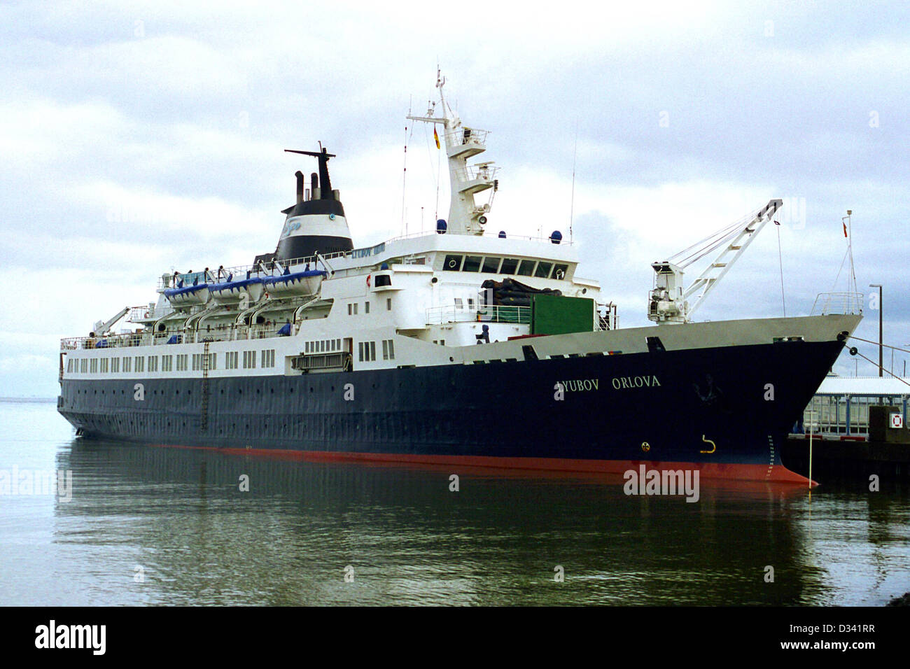 HANDOUT - zeigt ein Unddated Handout Bild ehemalige Kreuzfahrtschiff "MV Lyubov Orlova". die 100m oder so lange Schiff war Bein zupfte in die Dominikanische Republik für Demontage, wenn es frei von seinen Schlepper vor der Küste Kanadas zerrissen. Es schwimmt jetzt auf den Atlantik ohne Besatzung und voller Ratten. Ein Attemtpt Tp bringen ein Schlepper ist fehlgeschlagen. Foto: Dietmar Hasenpusch Stockfoto