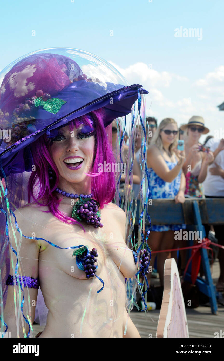 Mermaid Parade Coney Island: Die Parade ist eine Hommage an die Coney Island Karneval Paraden des frühen 20. Jahrhunderts. Stockfoto