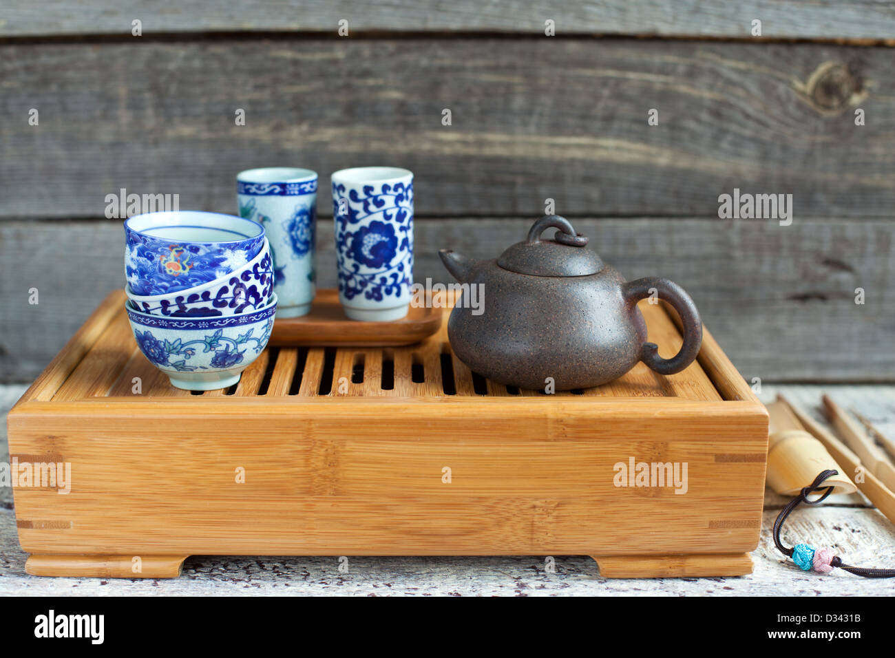 Traditionelle chinesische Teezeremonie Zubehör (Wasserkocher und Tee-paar  Stockfotografie - Alamy