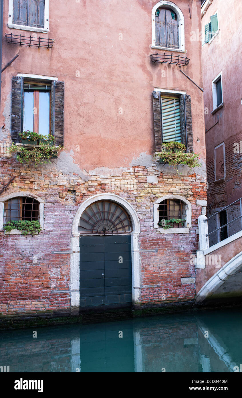 Verblasst und unrestaurierten Kanal Front Gebäude in Venedig Italien Stockfoto