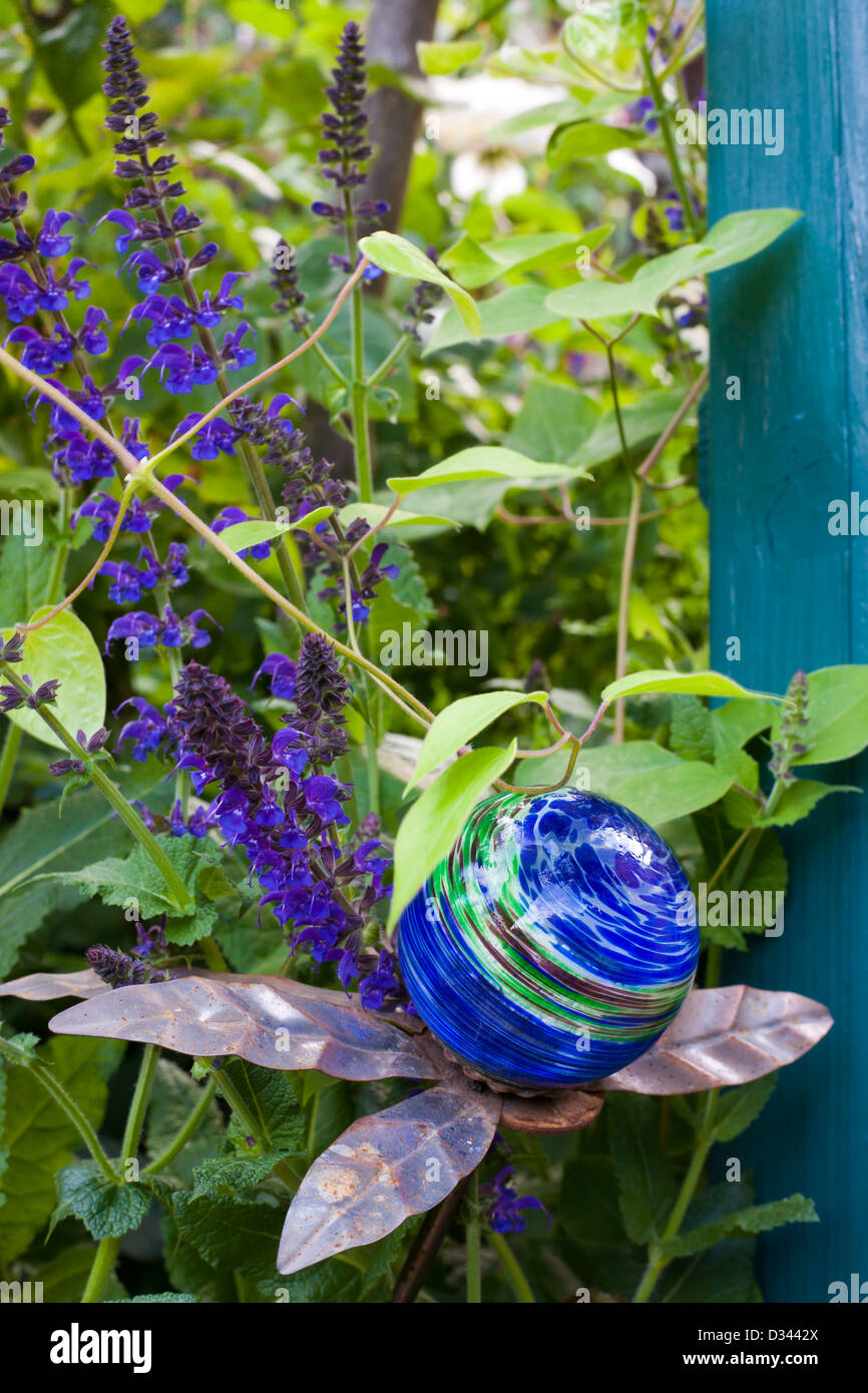 Dekorative blaue Glaskugel. Salvia Nemorosa 'Ostfriesland'. Stockfoto
