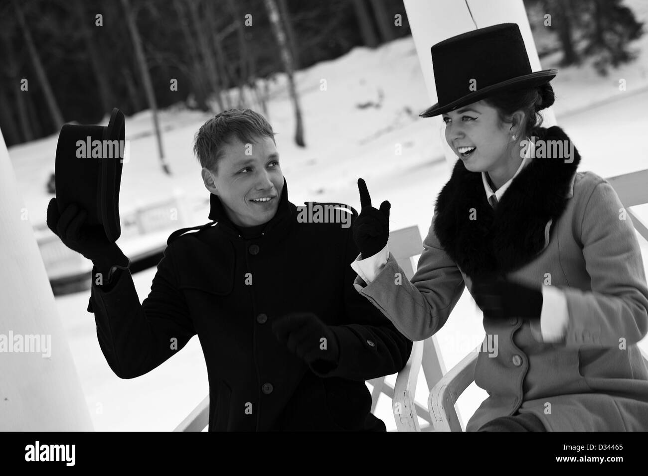 Schattigen Mann nehme Hut, wenn Frau zu sprechen Stockfoto