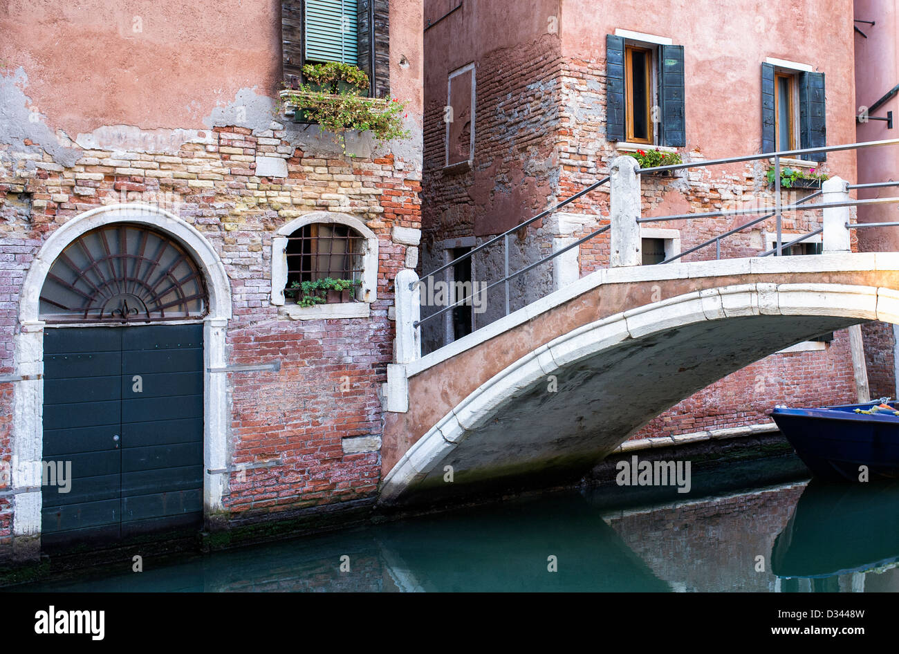 Verblasst und unrestaurierten Kanal Front Gebäude in Venedig Italien Stockfoto