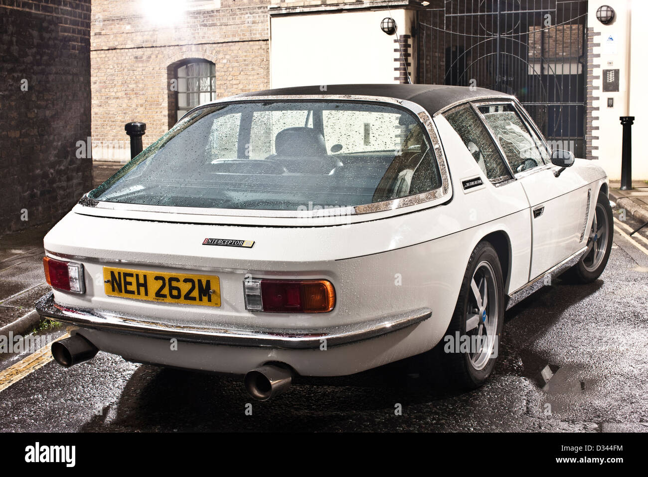 White, Retro-Jensen Interceptor S in der Straße außerhalb von Häusern, Tower Bridge, London 15 10 2010 geparkt Stockfoto