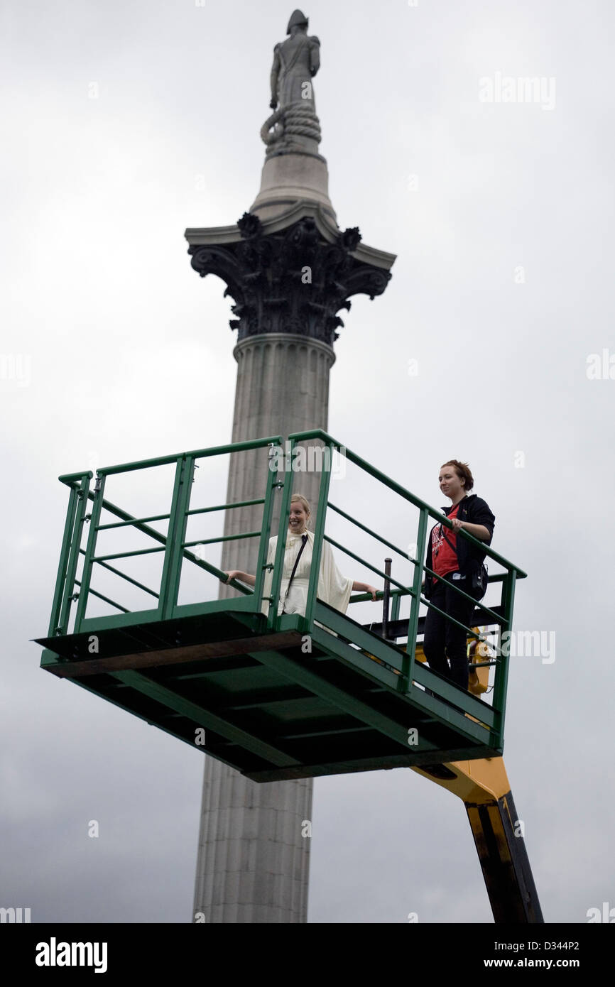 Ein Mitglied der Öffentlichkeit beteiligt sich an einem & andere Projekt von Antony Gormley auf dem vierten Sockel auf dem Trafalgar Square. Stockfoto