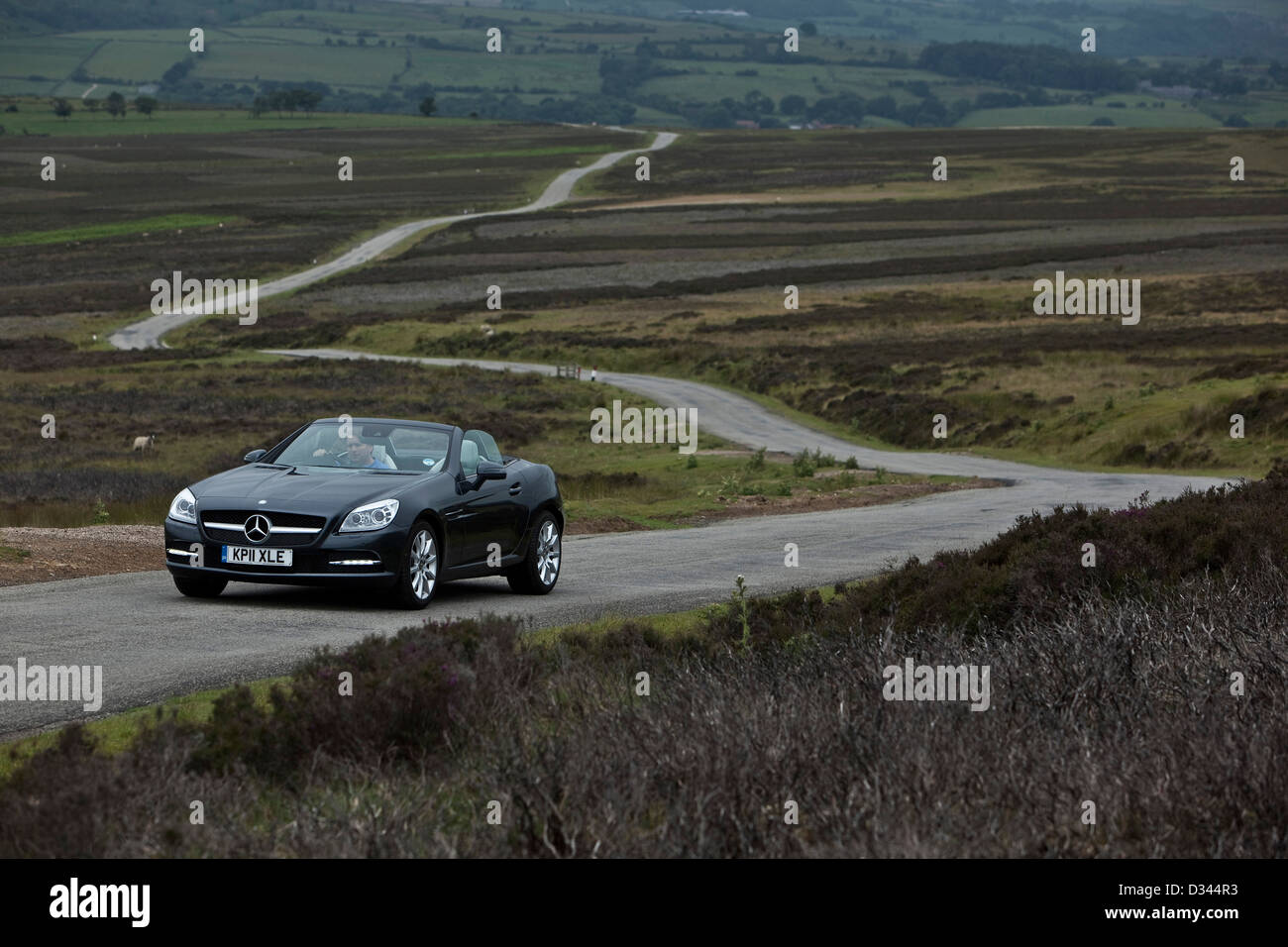 James Martin fährt ein schwarzes Auto Mercedes SLK 200 in ländlichen Pickering, Großbritannien, 28 06 2011 Stockfoto