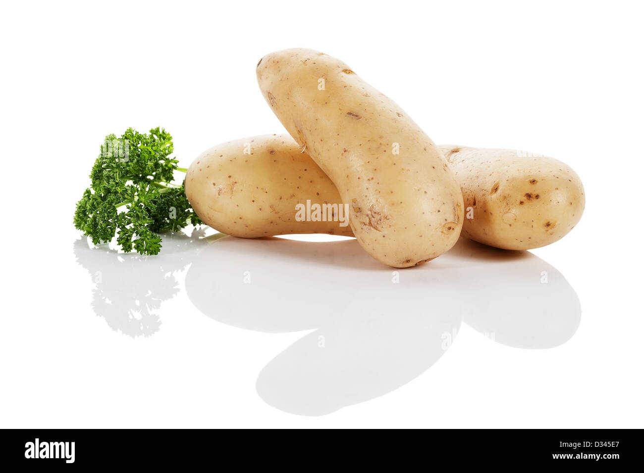 Kartoffeln mit Petersilie auf weißem Hintergrund Stockfoto