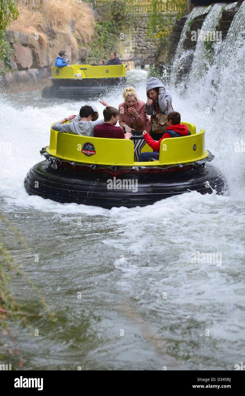 Junge Menschen genießen die Stromschnellen fahren im Alton Towers Stockfoto