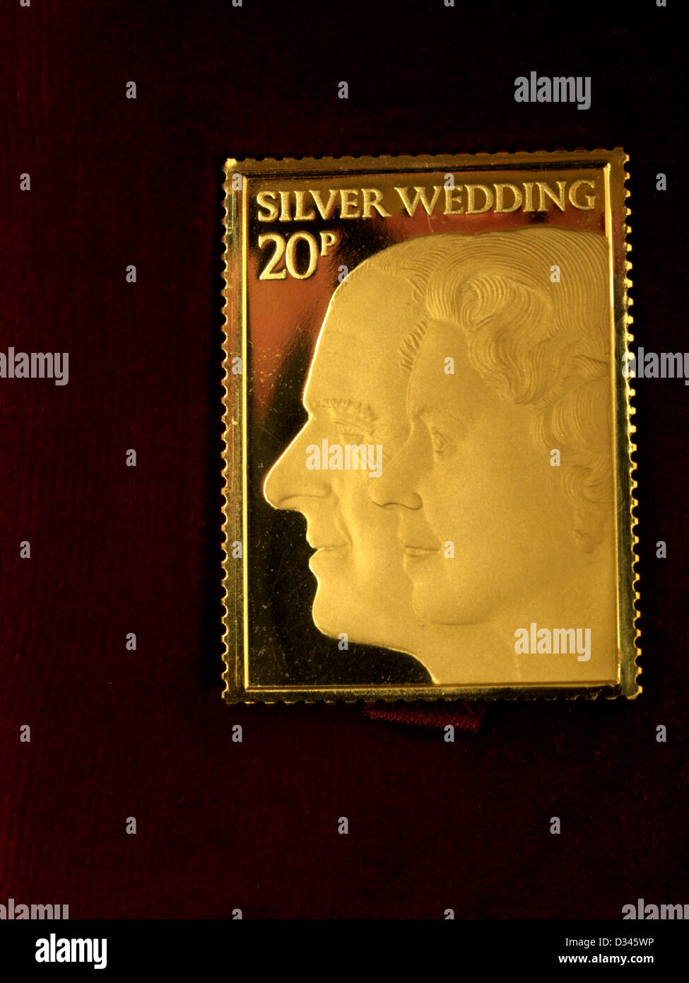 Zum Gedenken an Königin Elizabeth II und der Herzog von Edinburgh Silberhochzeit Jahrestag Markenzeichen Replica Goldstempel Stockfoto