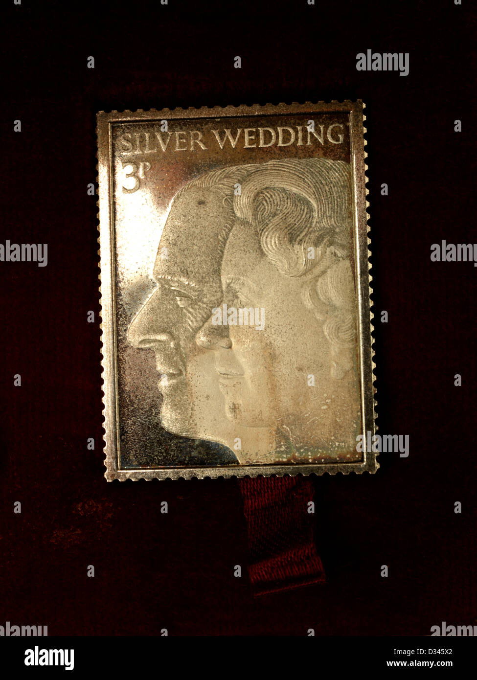 Silber Stempel zum Gedenken an Königin Elizabeth II und der Herzog von Edinburgh Silberhochzeit Jahrestag Markenzeichen Replica Stockfoto