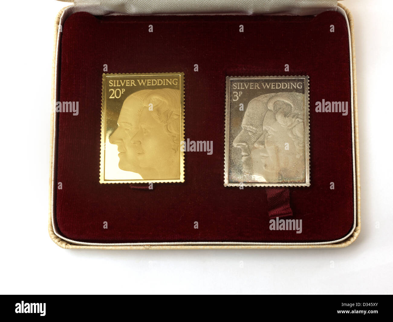 Gold und Silber-Briefmarken zum Gedenken an Königin Elizabeth II und der Herzog von Edinburgh Silberhochzeit Stockfoto