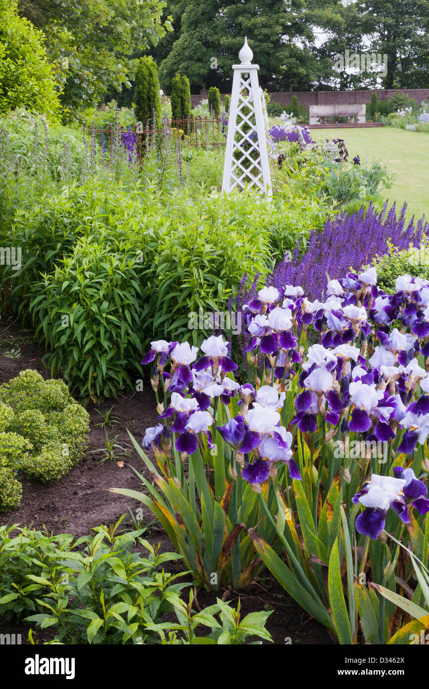 Frühling grenzt im traditionellen Bauerngarten, Kent. Stockfoto