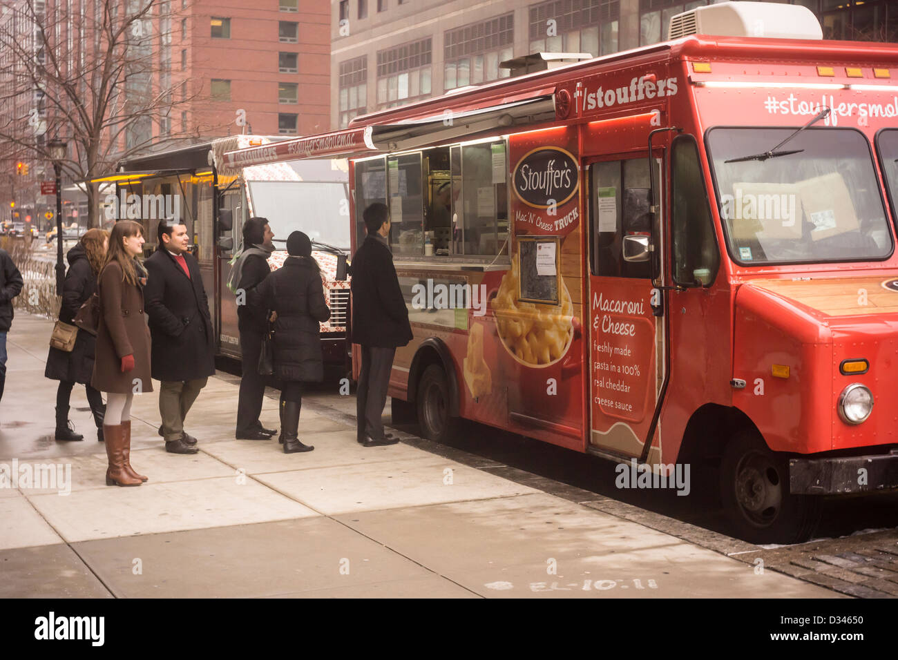 Kunden richten Sie an die Stouffer Mac n' Käse Imbisswagen außerhalb der World Financial Center in Lower Manhattan in New York Stockfoto