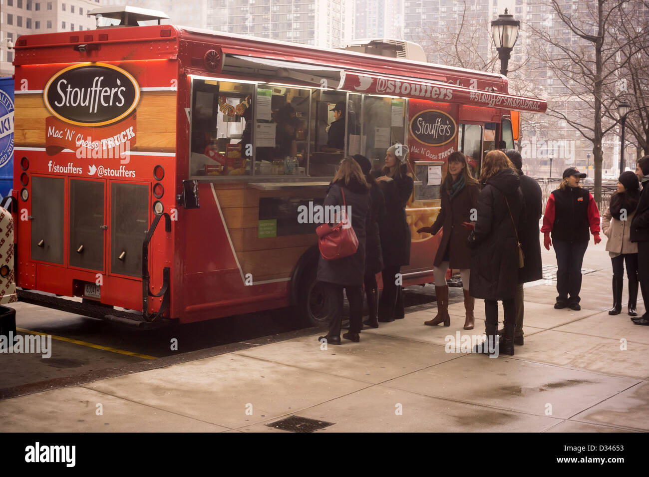 Kunden richten Sie an die Stouffer Mac n' Käse Imbisswagen außerhalb der World Financial Center in Lower Manhattan in New York Stockfoto