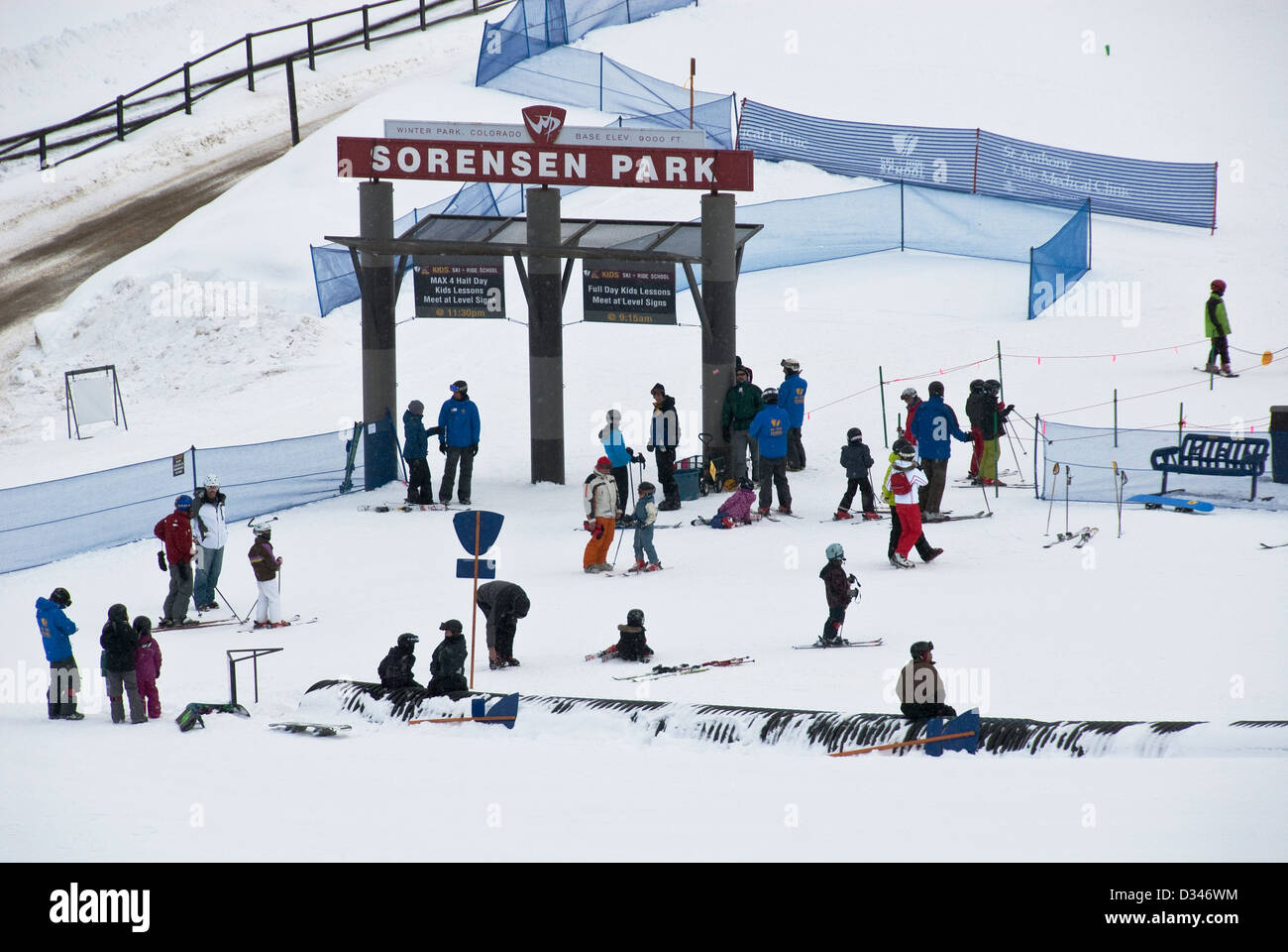 Schüler und Lehrer an der Sorensen Park Winterpark Skigebiet Colorado USA Stockfoto