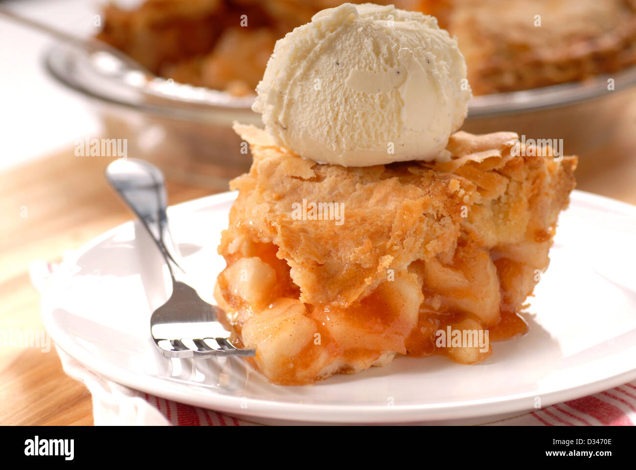 Frisch gebackenen Apfelkuchen tiefen Teller ein la mode Stockfoto