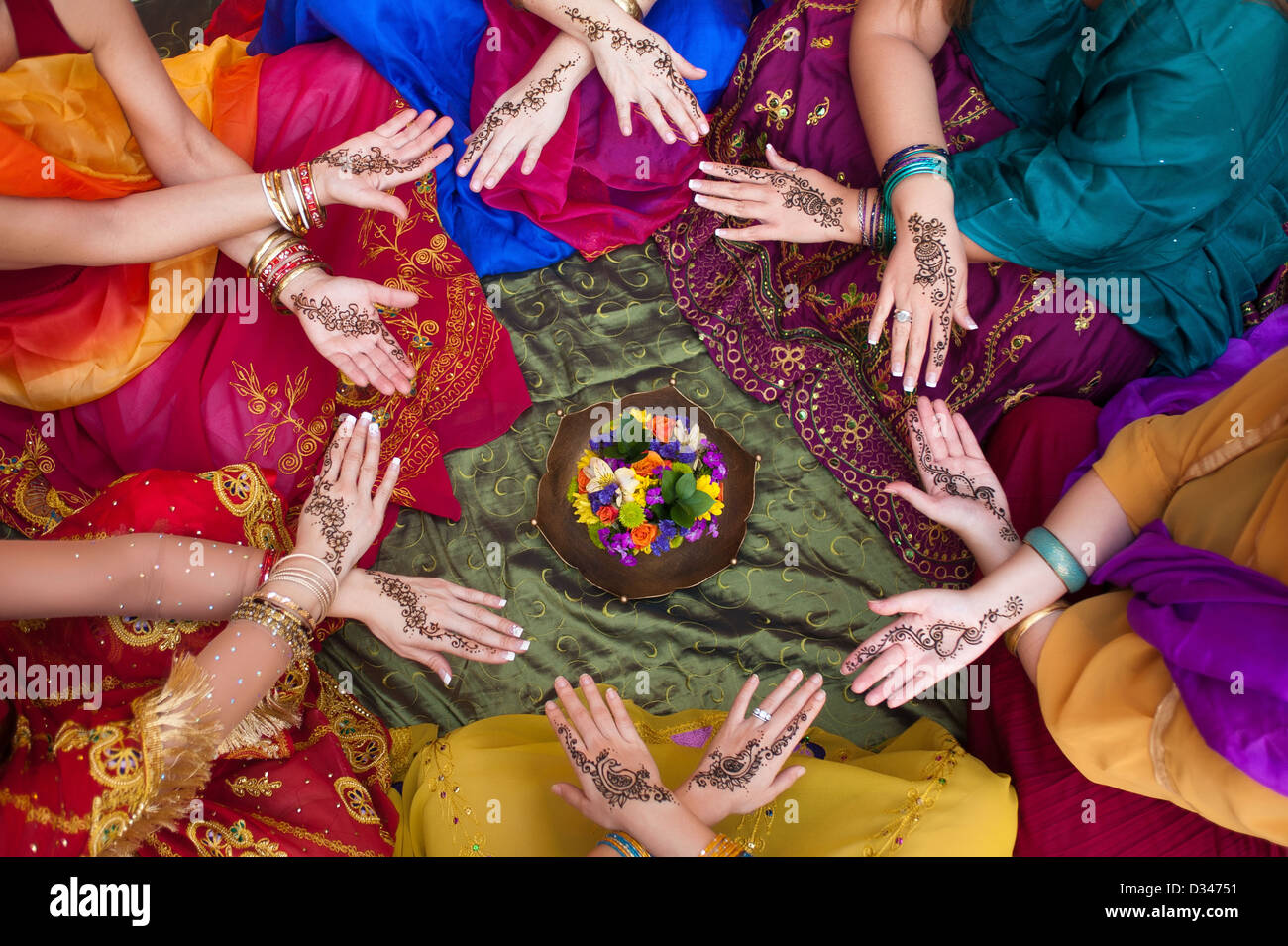 Henna verziert Hände in einem Kreis angeordnet Stockfoto