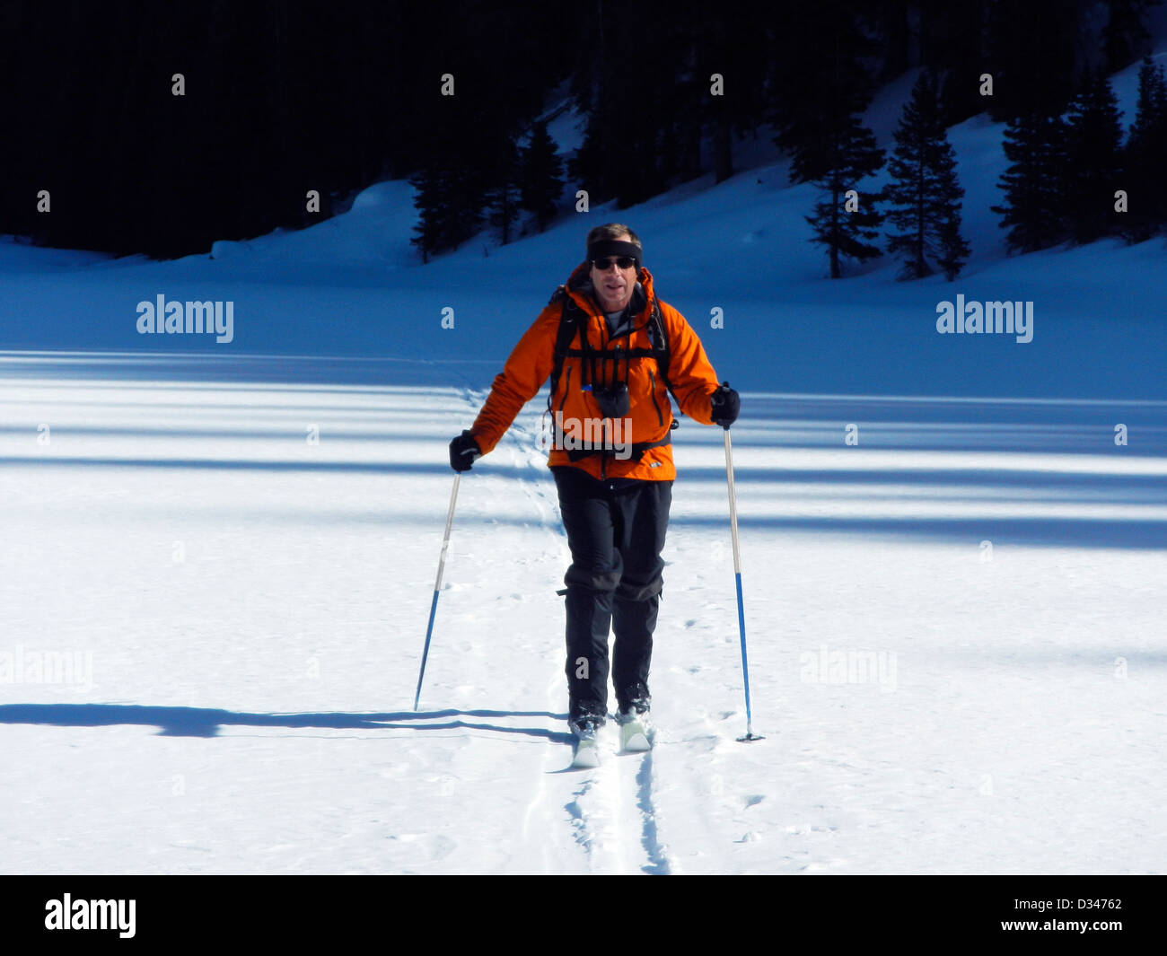 Mike Vining Skitouren quer durch den See große Wiesen Reservoir Colorado USA Stockfoto