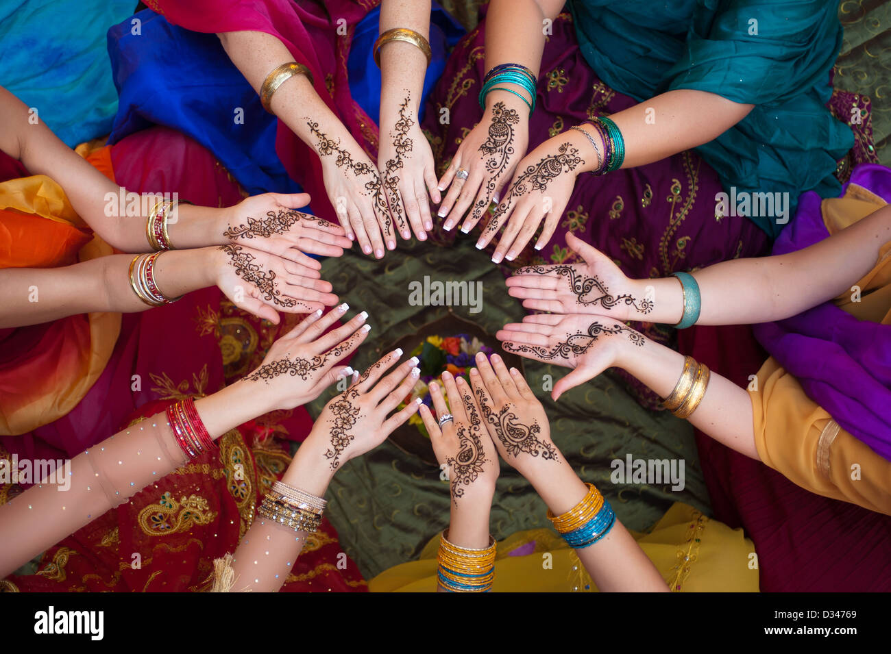 Henna verziert Hände in einem Kreis angeordnet Stockfoto