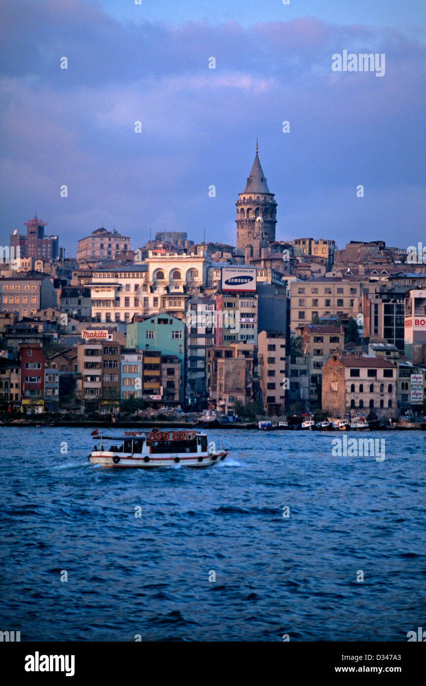 Boot am Goldenen Horn in Istanbul, Türkei Stockfoto