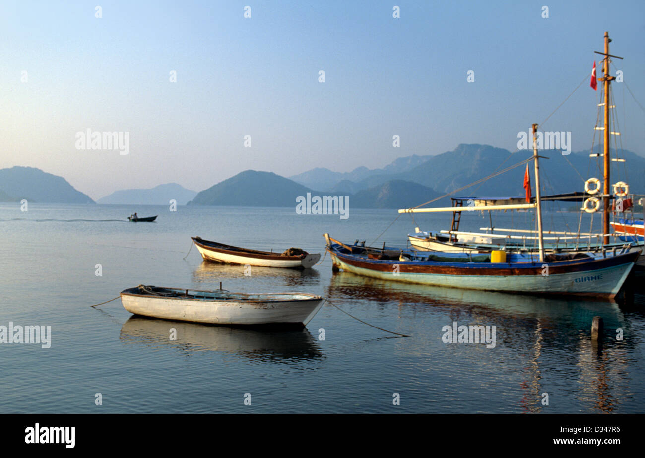 Boote in Ruhe in den ruhigen Gewässern des Mittelmeers in der Nähe von Bodrum, Türkei Stockfoto